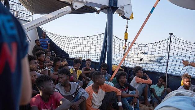 Malta, Floriana: Eine Gruppe von 58 Migranten wurde 7. Juli von der maltesischen Armee (AFM) gerettet. Malta hat sich am Sonntag ebenfalls dazu bereiterkl&auml;rt, die 65 Migranten auf dem deutschen Rettungsschiff "Alan Kurdi" an Land zu lassen. Sie w&uuml;rden umgehend auf andere europ&auml;ische L&auml;nder verteilt, gab die Regierung in Valletta nach Gespr&auml;chen mit der EU-Kommission und Deutschland bekannt. Foto: Jonathan Borg/XinHua/dpa