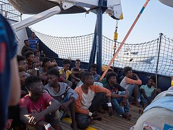 Malta, Floriana: Eine Gruppe von 58 Migranten wurde 7. Juli von der maltesischen Armee (AFM) gerettet. Malta hat sich am Sonntag ebenfalls dazu bereiterklärt, die 65 Migranten auf dem deutschen Rettungsschiff "Alan Kurdi" an Land zu lassen. Sie würden umgehend auf andere europäische Länder verteilt, gab die Regierung in Valletta nach Gesprächen mit der EU-Kommission und Deutschland bekannt. Foto: Jonathan Borg/XinHua/dpa