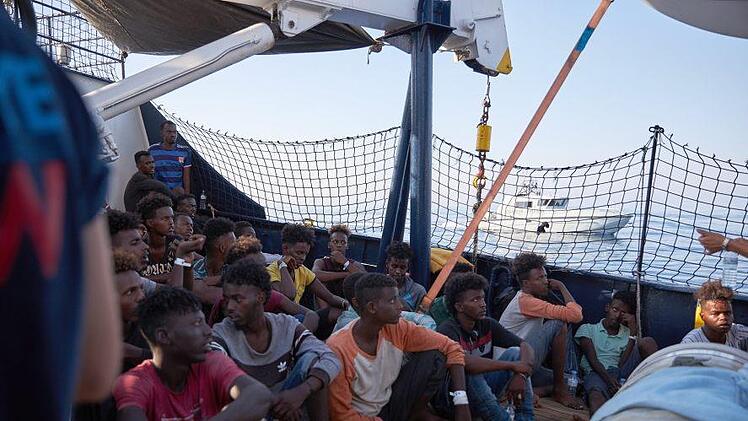 Malta, Floriana: Eine Gruppe von 58 Migranten wurde 7. Juli von der maltesischen Armee (AFM) gerettet. Malta hat sich am Sonntag ebenfalls dazu bereiterklärt, die 65 Migranten auf dem deutschen Rettungsschiff "Alan Kurdi" an Land zu lassen. Sie würden umgehend auf andere europäische Länder verteilt, gab die Regierung in Valletta nach Gesprächen mit der EU-Kommission und Deutschland bekannt. Foto: Jonathan Borg/XinHua/dpa