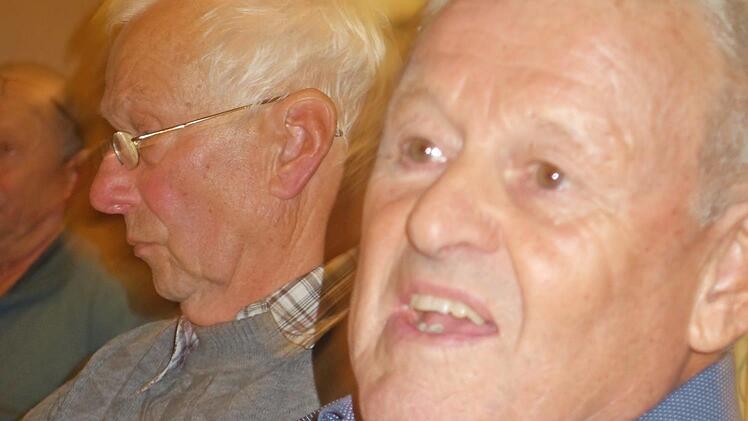 Rolf Kühn hatte sich auf die Bürgerversammlung intensiv vorbereitet und brachte etliche (Kritik-)Punkte ins Gespräch.  Foto: Doris Weidner
