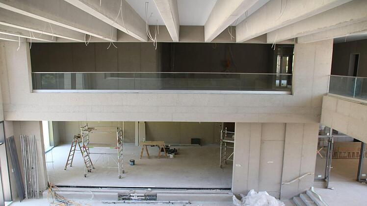 Blick von oben auf die Aula mit Bühne. Foto: Thomas Malz