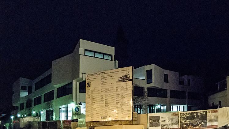 Ist das einfach nur schön oder schon "Lichtverschmutzung"? Blick auf das renovierte Rathaus von Neustadt bei Nacht.Foto:_Archiv/Jochen Berger