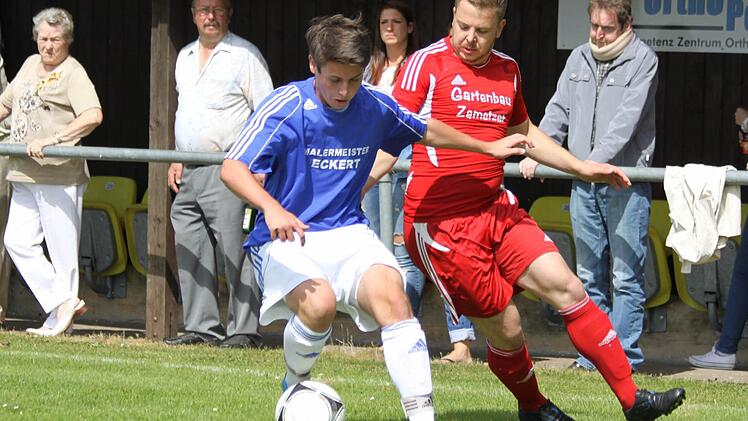 Der Kühlenfelser Kevin Eckert (links) versucht im Zweikampf mit dem Kersbacher Frank Hoffmann den Ball zu behaupten.