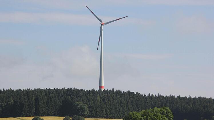 So wie auf diesem Bild bei Münchberg werden auch die Hainer Windräder aus dem Wald ragen.  Foto: Friedwald Schedel