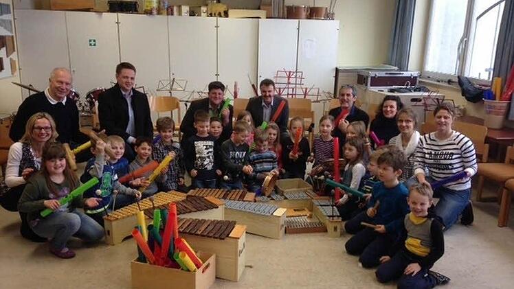 Sie freuen sich mit den Kindern des Schulprojektes (hinten, von links): Schondras 2. Bürgermeisterin Beatrix Lieb, Schulleiter Otto Granich, Pascal Reh (Vorsitzender Musikkapelle Schönderling), Gerodas Bürgermeister Alexander Schneider, Arnold Scheller (Musikverein Schondra), Achim Scholz (Jugendblasorchester Scholz, Geroda), stellvertretende Schulleiterin Sabine Kreil, Klassenlehrerin Caroline Karner, Yvonne Roth-Wächter (August-Kömpel-Musikschule). Foto: Beatrix Lieb