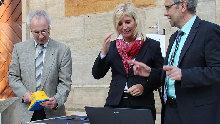 Der Chef des Strahlenschutzlabors in Steinenhausen, Ulrich Kratzel (links) bereitet zusammen mit Dienstellenleiter Klaus Buß einen Messversuch für die Ministerin vor. Foto: Stephan Tiroch