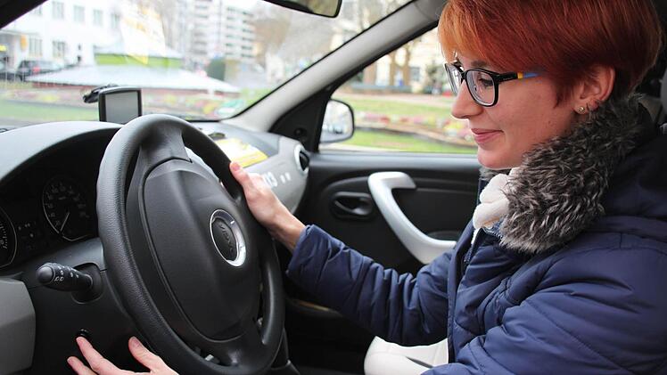 Jedes Taxi hat ihn: einen Notfallknopf. Im Fall von Isabell Metz befindet der sich auf der linken Seite, unterhalb des Blinkers. Drückt sie den Knopf, beginnt das Taxischild auf dem Dach zu blinken. Foto: Anja Greiner