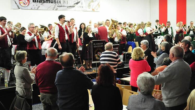 Beide Kapellen zum Schluss musikalisch vereint - die Gäste hielt es nicht mehr auf den Stühlen. Fotos: Simon Albrecht