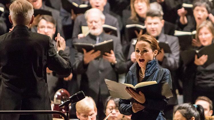 Ein beeindruckendes Konzert zum Totensonntag gestaltete der Coburger Bachchor unter Peter Stenglein in der Morizkirche. Vokalsolistin war die Sopranistin Nadja Merzyn. Foto: Jochen Berger
