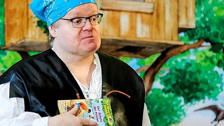 Stephan Bach erzählt Grundschülern die Geschichte aus dem Buch "Das magische Baumhaus - Der Schatz der Piraten". Foto: Matthias Hoch