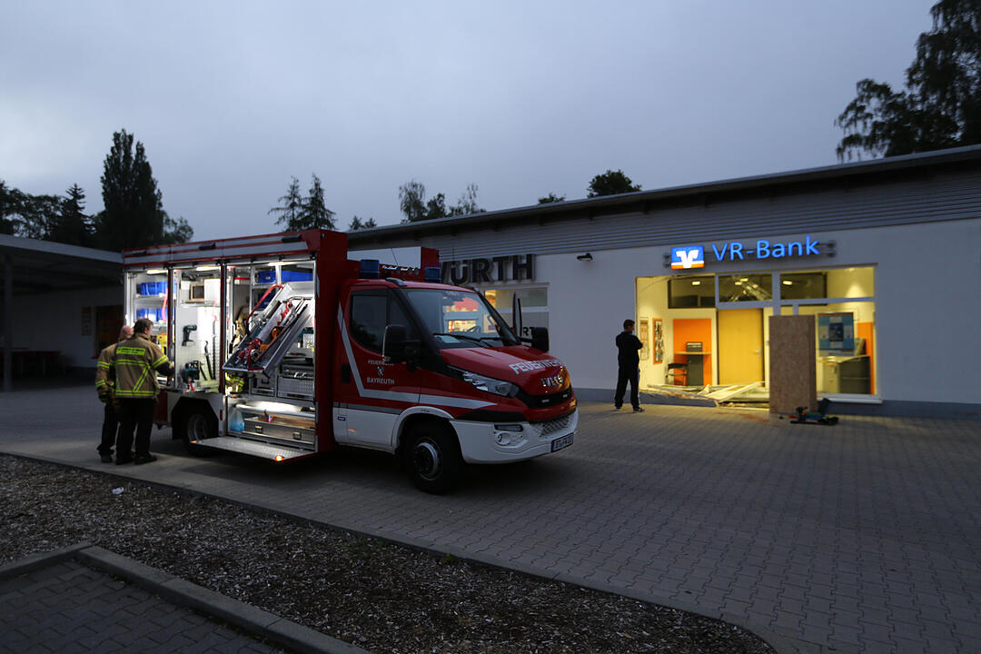 Unfall in Bayreuth: Auto kracht in Bank