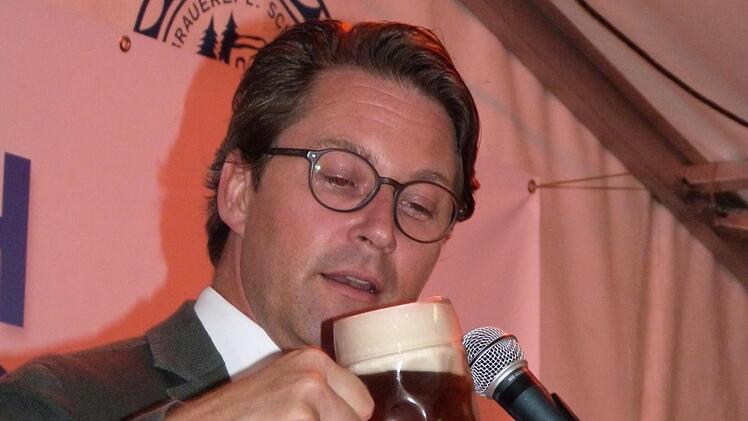 Andreas Scheuer ließ sich auch das Schübel-Bier schmecken.