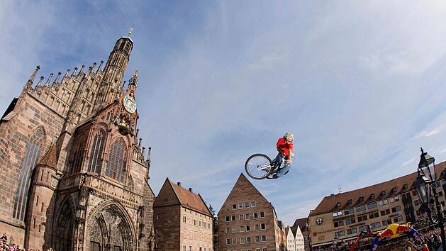 Atemberaubende Momente wird es am Wochenende wieder in N&uuml;rnberg geben, wenn die besten Mountainbiker der Welt gegeneinander antreten. Foto: Markus Greber
