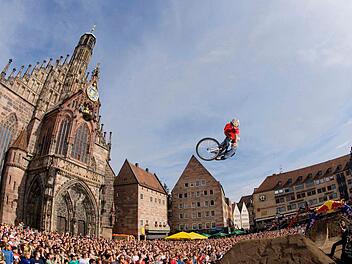 Atemberaubende Momente wird es am Wochenende wieder in Nürnberg geben, wenn die besten Mountainbiker der Welt gegeneinander antreten. Foto: Markus Greber