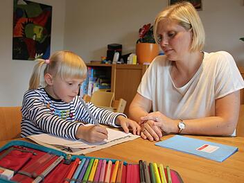 Für ihren ersten Schultag ist Mara perfekt vorbereitet. Gemeinsam mit Mama Steffi Rüger übt sie ihren eigenen Namen zu schreiben. Foto: Lisa Kieslinger