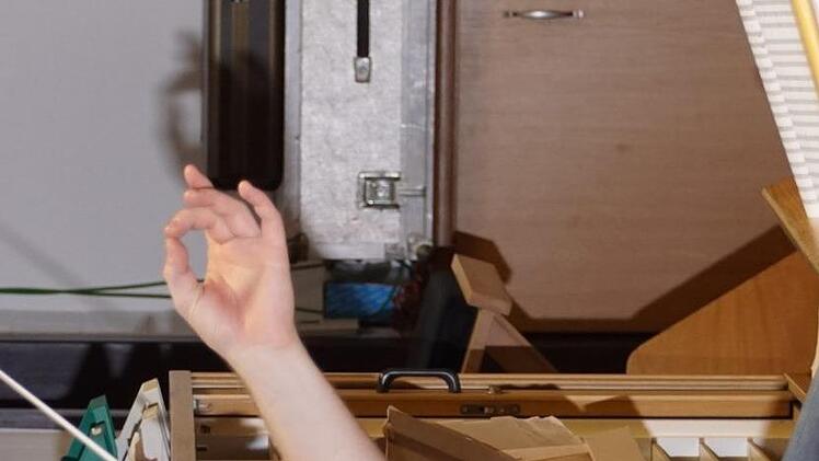Benedikt Feustel probt akribisch mit dem Kreisorchester für die anstehenden Benefizkonzerte