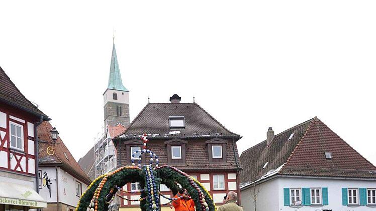 Aus dem Georgsbrunnen wird der Osterbrunnen.   Foto: Richard Sänger