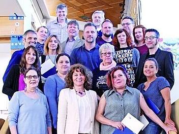 Die erfolgreichen Schulungsteilnehmer zum AT-Anleiter/IHK bekamen ihre Urkunden aus den H&auml;nden der Bundestagsabgeordneten Martina Stamm-Fiebich (vorne, 2. v. l.) und vom IHK-Lehrgangsbeauftragten Martin Mach (vierte Reihe, 2. v. l.). Foto: privat