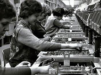 Die Arbeit bestimmte den Alltag im Kronacher Raum (hier die Produktion bei Loewe). Für jugendliches Aufbegehren blieb in der ländlichen Gesellschaft kaum Platz. Repro: Gerd Fleischmann