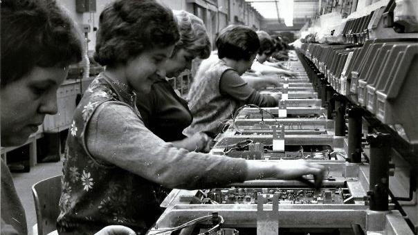 Die Arbeit bestimmte den Alltag im Kronacher Raum (hier die Produktion bei Loewe). Für jugendliches Aufbegehren blieb in der ländlichen Gesellschaft kaum Platz. Repro: Gerd Fleischmann