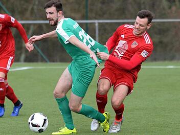 Hier geblieben: Oft waren die Neudrossenfelder um Lukas Schelenz (links, gegen Jannik Hettwer vom SC Großschwarzenlohe) in dieser Saison nicht mit fairen Mitteln zu halten.  Foto: Peter Mularczyk