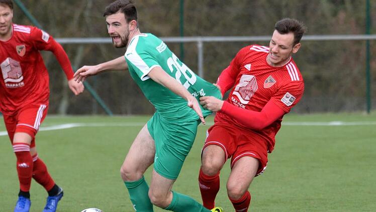 Hier geblieben: Oft waren die Neudrossenfelder um Lukas Schelenz (links, gegen Jannik Hettwer vom SC Großschwarzenlohe) in dieser Saison nicht mit fairen Mitteln zu halten.  Foto: Peter Mularczyk