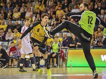 Max Jaeger (li.) hat die 1. Liga fest im Visier: Der Linksaußen der Coburger Zweitliga-Handballer wechselt 2020 zum derzeitig einzigen bayerischen Erstligisten HC Erlangen. Foto: Hagen Lehmann