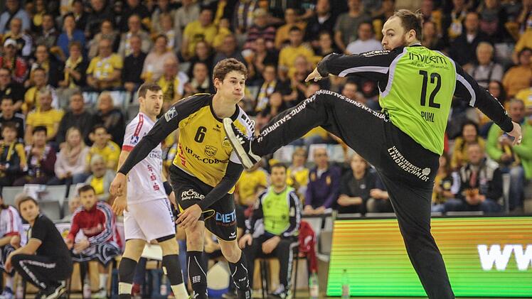 Max Jaeger (li.) hat die 1. Liga fest im Visier: Der Linksaußen der Coburger Zweitliga-Handballer wechselt 2020 zum derzeitig einzigen bayerischen Erstligisten HC Erlangen. Foto: Hagen Lehmann