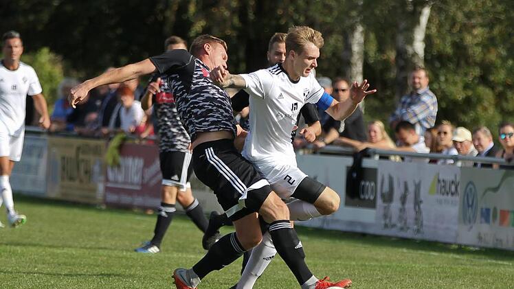 Der TSV Sonnefeld um Kapit&auml;n Sebastian Kunick (wei&szlig;es Trikot) wehrt sich gegen den drohenden zweiten Abstieg in Folge. F&uuml;r Tim Knoch und seine Ebersdorfer (links) steht heute gegen den TSV Ebensfeld eine Pflichtaufgabe auf dem Programm.  Foto: Lisa H&uuml;mmer