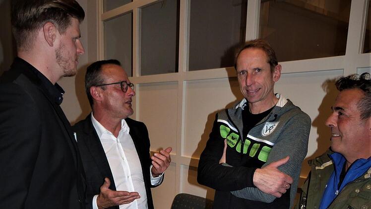 Patrick Pohl, Armin Eck, Detlef Zenk und Vitor do Adro (von links) beim Fachsimpeln. Foto: Werner Reißaus