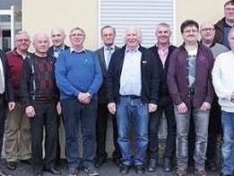 F&uuml;r besonders lange Treue zum Haiger Fu&szlig;ballklub und dem BLSV wurden diese Mitglieder geehrt (von links): BLSV Kreisvorsitzender Mario Schmid, Georg Detsch (50 J.), B&uuml;rgermeister Rainer Detsch, Norbert Kreul (50 J.), Walter Schmidt (60 J.), Johannes Heinisch (50 J.), Gerhard Rauh (60 J.), Ehrenmitglied Alfons Rauh (70 J.), G&uuml;nther Helmreich (50 J.), Martin Kiendl (40 J.), Gerd Kreul (40 J.), Zweiter Vorsitzender Florian Kleine Herzbruch, Gerd Zehnter (25 J.), Matthias Rauh (40 J.), Thomas Rau...