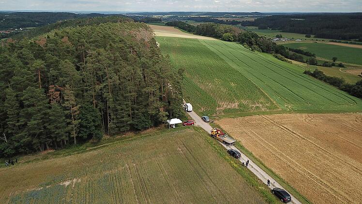 24-Jährige leblos an Waldstück gefunden: Polizei geht von Beziehungstat aus