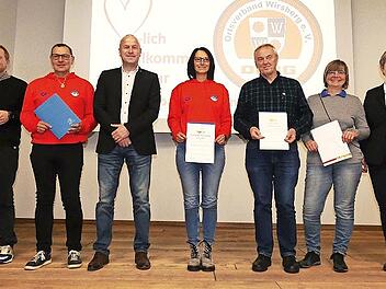 Bei den Ehrungen bei der DLRG-Ortsgruppe Wirsberg, von links: stellvertretender Bezirksvorsitzender Bernd Ackermann, Daniel Müller, Thomas Korn, Bürgermeister Jochen Trier, Kerstin Korn, Gerhard und Sabine Leuschner sowie Vorsitzende Iris Blätterlein und Zweiter Vorsitzender Alexander Blätterlein.