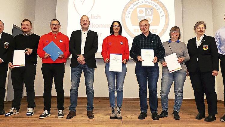 Bei den Ehrungen bei der DLRG-Ortsgruppe Wirsberg, von links: stellvertretender Bezirksvorsitzender Bernd Ackermann, Daniel Müller, Thomas Korn, Bürgermeister Jochen Trier, Kerstin Korn, Gerhard und Sabine Leuschner sowie Vorsitzende Iris Blätterlein und Zweiter Vorsitzender Alexander Blätterlein.