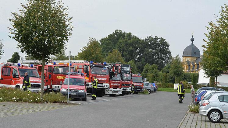 Gegen 11 Uhr sammelte sich dann ein Feuerwehrkonvoi bei Schloss Seehof und brach zur Ablösung nach Reckendorf auf.