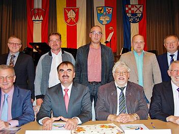 Die vier Bürgermeister (von links) Gotthard Schlereth (Oberthulba), Harald Hofmann (Nüdlingen), Wolfgang Back (Bad Bocklet) und Waldemar Bug (Burkardroth) sowie ihre Stellvertreter (dahinter) als Gründungsmitglieder des Vereins "Allianz Kissinger Bogen" mit Landrat Thomas Bold.