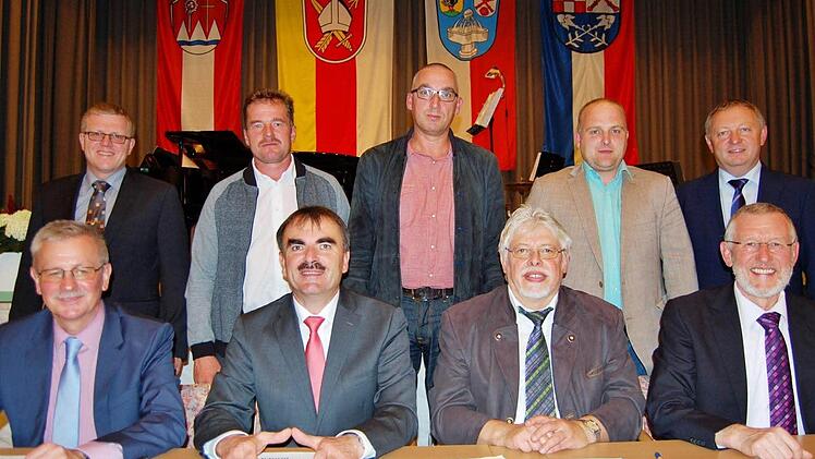 Die vier Bürgermeister (von links) Gotthard Schlereth (Oberthulba), Harald Hofmann (Nüdlingen), Wolfgang Back (Bad Bocklet) und Waldemar Bug (Burkardroth) sowie ihre Stellvertreter (dahinter) als Gründungsmitglieder des Vereins "Allianz Kissinger Bogen" mit Landrat Thomas Bold.