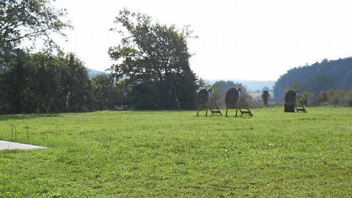 Ein schönes Erscheinungsbild: der alte Sportplatz, er wird für Pfeil- und Bogenschießen genutzt. Foto: Hanslok