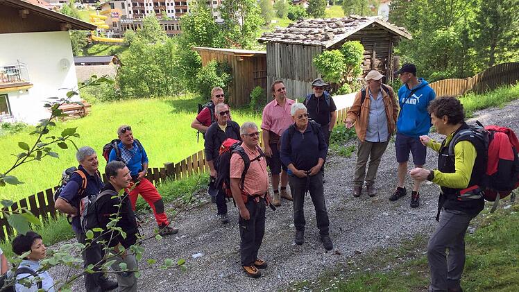 Zu den Städtetreffen der "Gmünder in Europa" gehört immer ein abwechslungsreiches Programm. In Gerlos-Gmünd führte Tourismus-Chef Günther Hauser (rechts) 15 Gäste auf den Roller (1945 m). Zu den Gipfelstürmern gehörte auch der neue Präsident des Vereins, Hendrik Dressel (Bildmitte). Foto: Bettina Knauth