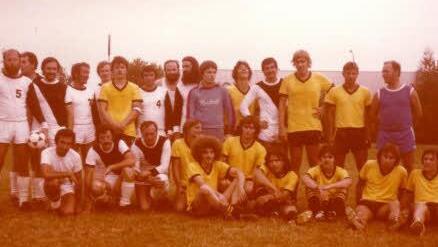 Im Juni 1979 verabschiedeten sich die Mannen des Sportleistungskurses mit einem Sieg von der Fußballauswahl der Lehrer. Stehend von links: Heinz Dobrzanksi, Peter Klein, Albrecht Schöring, Wolfgang Schmitt, Reiner Schell, Peter Braun, Werner Oppelt, ein Neuzugang, Georg Schlenk, Wolfgang Kleiner, Herbert Höhlein, Werner Mönius, Rainer Gerstner, Armin Körner, der Schiedsrichter;Vordere Reihe (von links): Karl Ranftl, Jürgen Liebig, Herbert Welsch, Ralf Kestel, Bernhard Hofstädter, Dieter Kirch...
