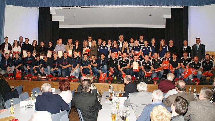 Erfolgreiche Kampfsportler, Einradfahrerinnen, Leichtathleten, Basketballer und Fußballer zeigt dieses Bild von der BLSV-Sportgala in Zeil.