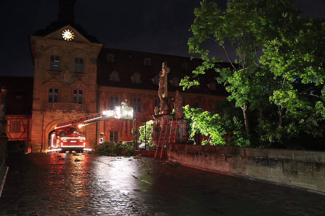 Baum stürzt auf Denkmal in Bamberg