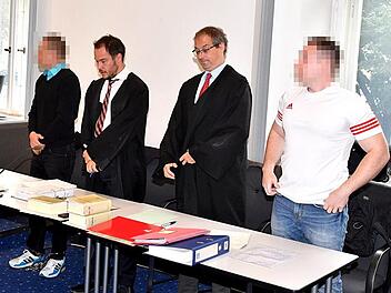 Die beiden Angeklagten, ehemals Freunde, stehen links und rechts neben ihren Rechtsanwälten.  Foto: Ronald Rinklef