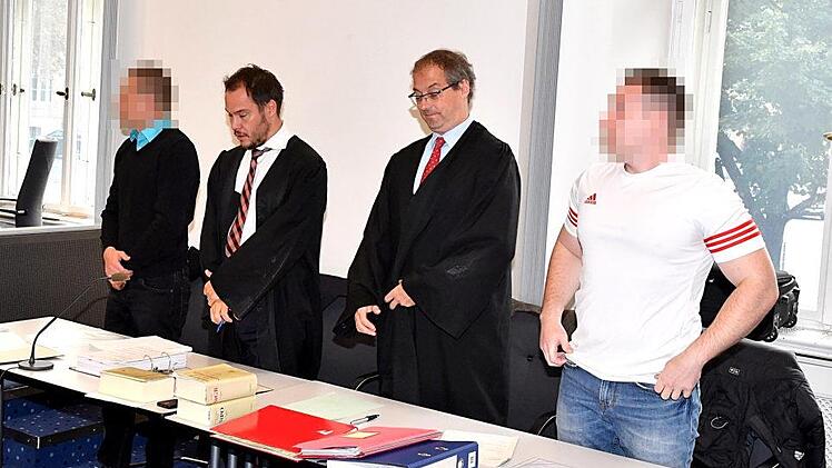 Die beiden Angeklagten, ehemals Freunde, stehen links und rechts neben ihren Rechtsanwälten.  Foto: Ronald Rinklef