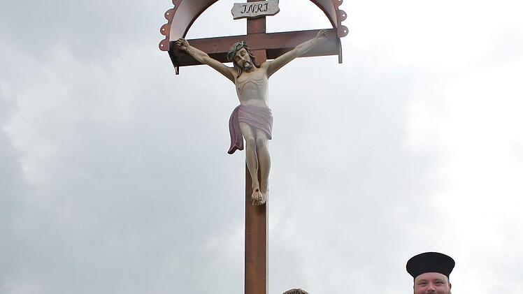 Die Pfarrer Norbert Lang (Zweiter von links) und Tobias Knötig (rechts) segneten das neue Wegekreuz bei Gleismuthhausen. Jutta und Daniel Angermüller (Mitte) hatten die Initiative ergriffen, das christliche Symbol neu zu gestalten. Auch Ludwig Rößner (links) und Bruno Tranziska hatten kräftig mitgewirkt.  Foto: Carsten Höllein
