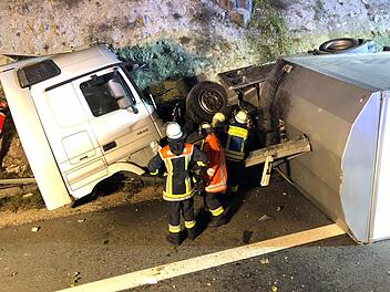 Ein schwerer Unfall hat sich am fr&uuml;hen Freitagmorgen bei Sche&szlig;litz im Kreis Bamberg ereignet. Ein Lkw-Fahrer kam dabei ums Leben. Foto: News5 / Merzbach