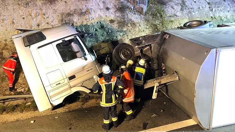 Ein schwerer Unfall hat sich am fr&uuml;hen Freitagmorgen bei Sche&szlig;litz im Kreis Bamberg ereignet. Ein Lkw-Fahrer kam dabei ums Leben. Foto: News5 / Merzbach