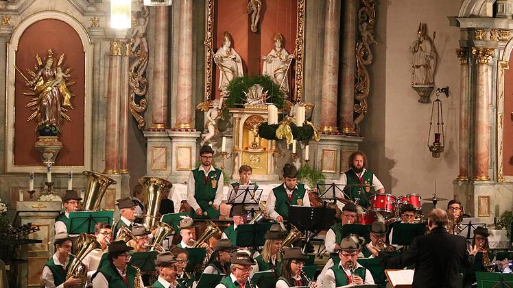 Festliche Bläsermusik zum Advent präsentierte der Wildfleckener Musikzug in der Kirche Sankt Josef. Sebastian Schmitt