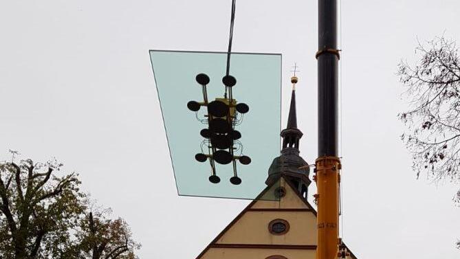 Im Oktober wurden die Scheiben für das Glasdach montiert. Ein Kran kam zum Einsatz.Foto: Bernadette Roßberg