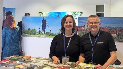 Werben gemeinsam f&uuml;r Franken: Frankenwald-Tourismus-Gesch&auml;ftsf&uuml;hrer Markus Franz und Sandra Schneider von der Tourismuszentrale Fr&auml;nkische Schweiz am Frankenstand auf der ITB. Foto: PR